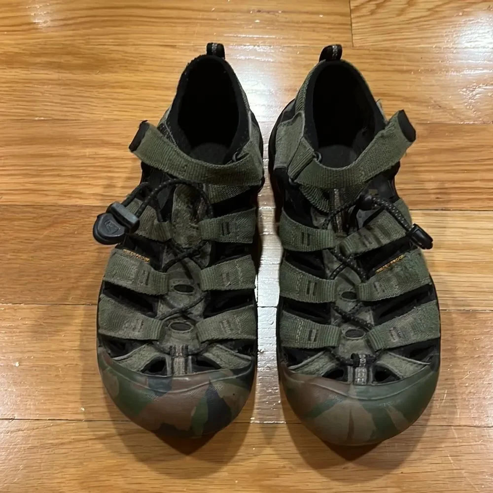 𝅺KEEN camouflage waterproof sandals size 5.